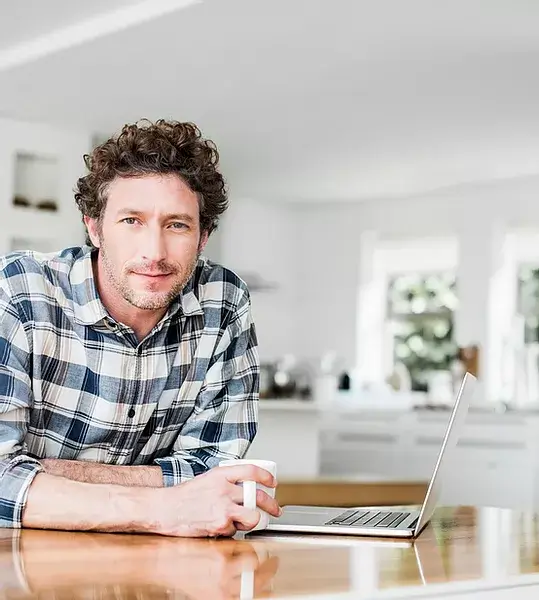 homme travaillant sur son ordinateur